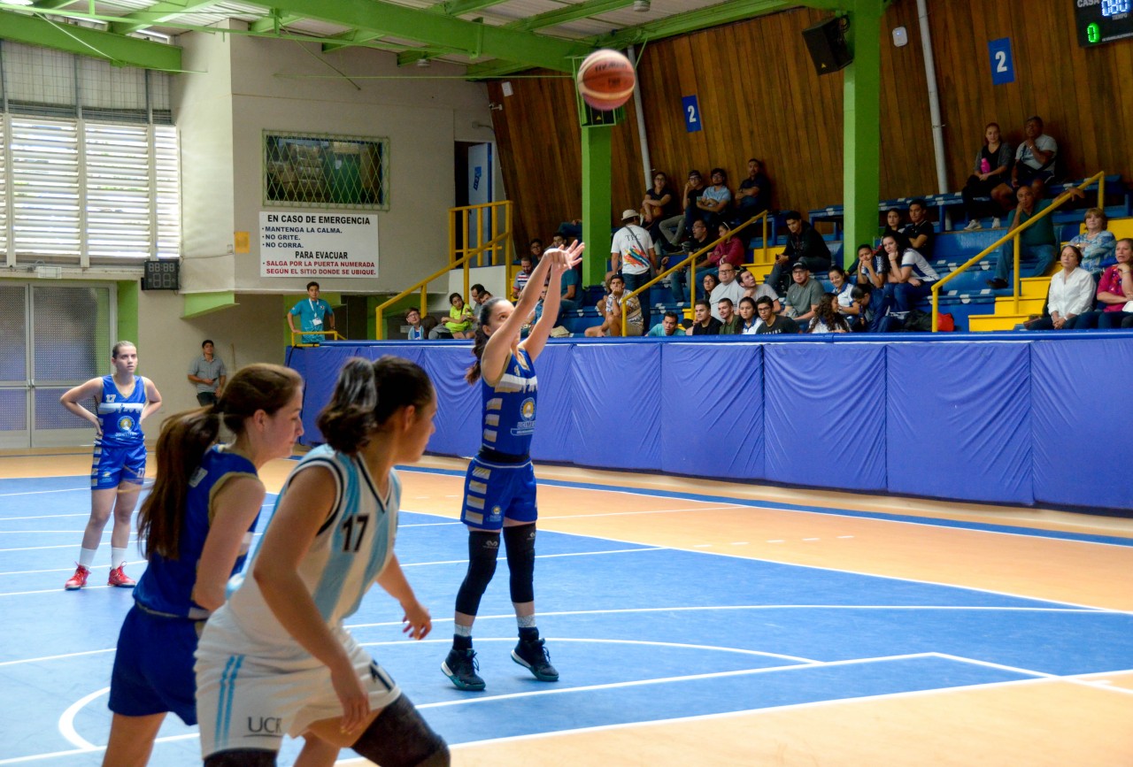 Una jugadora hace un tiro libre en el baloncesto.