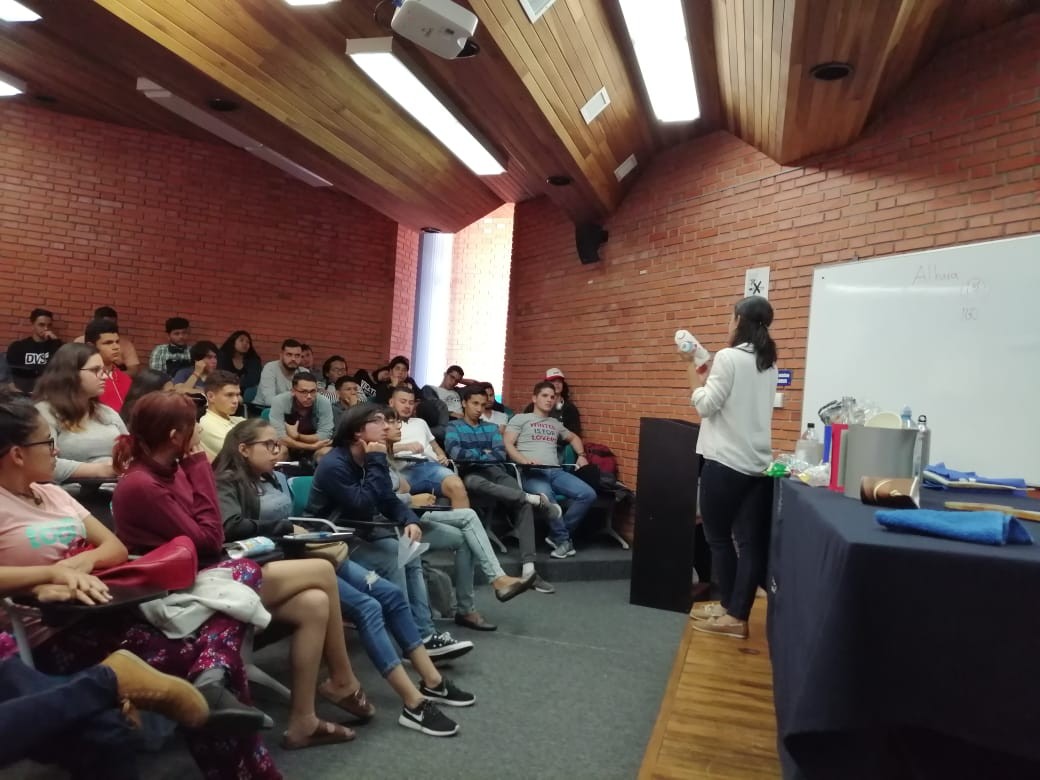 Una especialista expone frente a un grupo de estudiantes