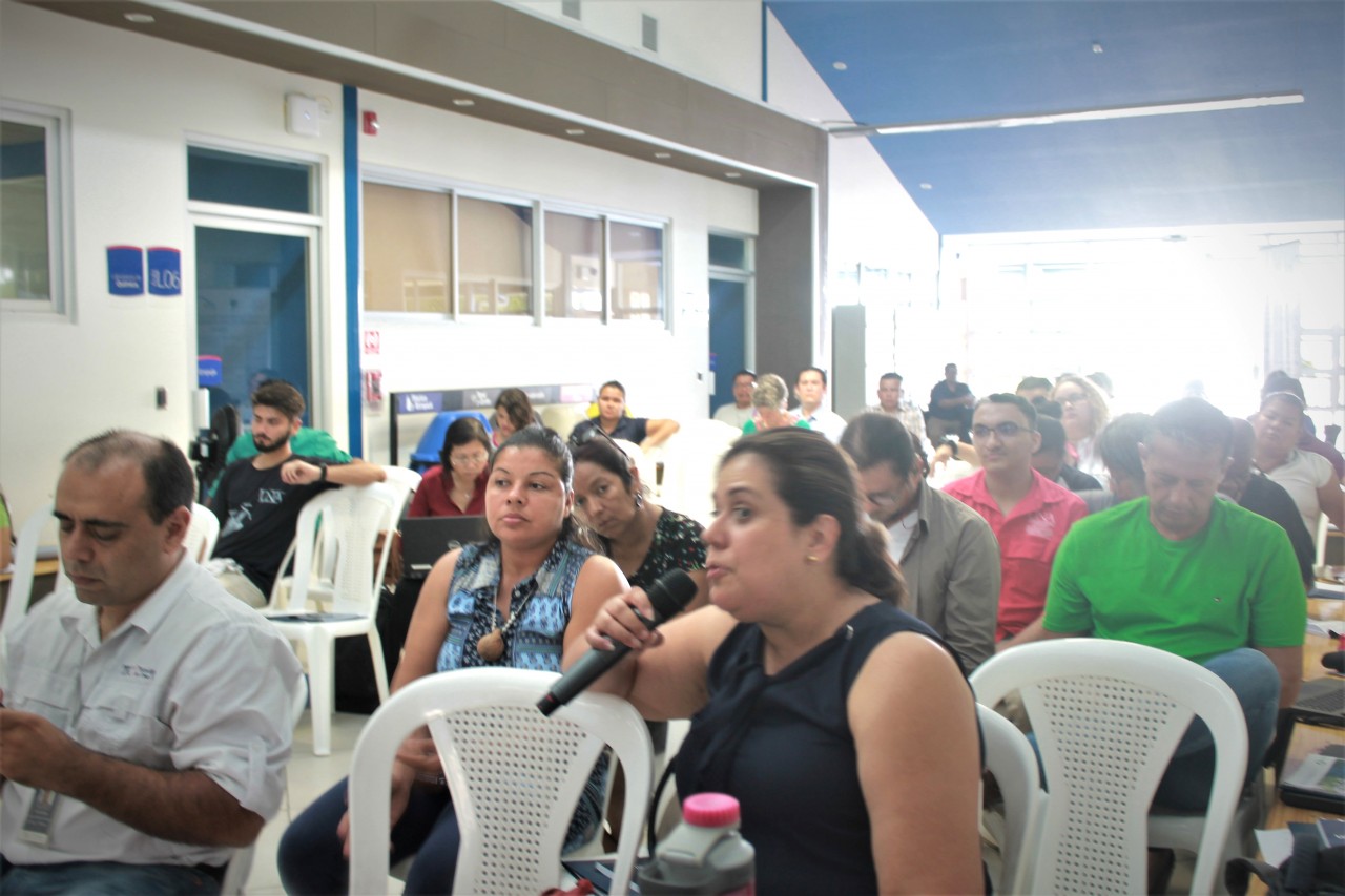 Una mujer habla en medio del público.