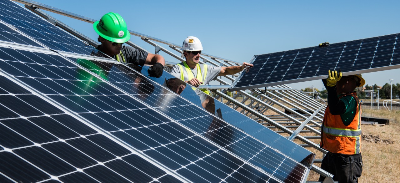 Trabajadores instalando paneles solares