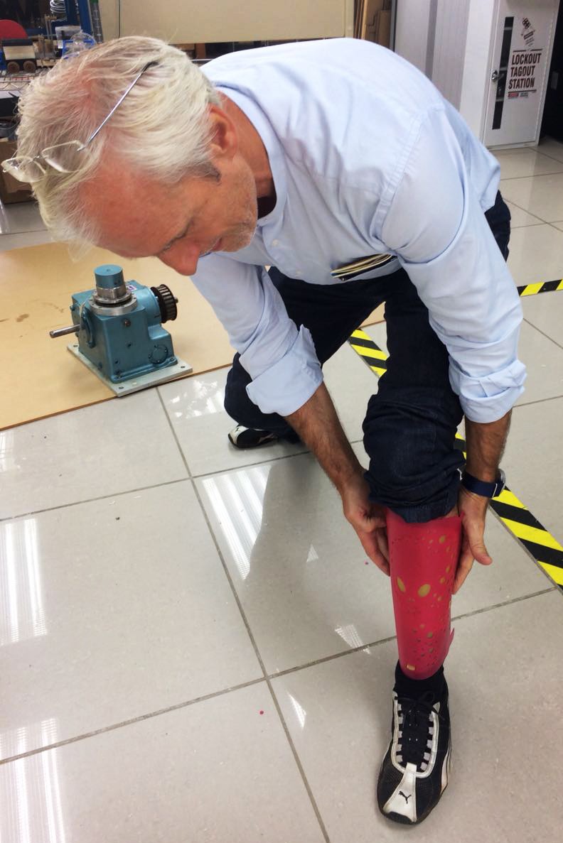 El profesor Gerhard Reichert revisa un cobertor de prótesis.
