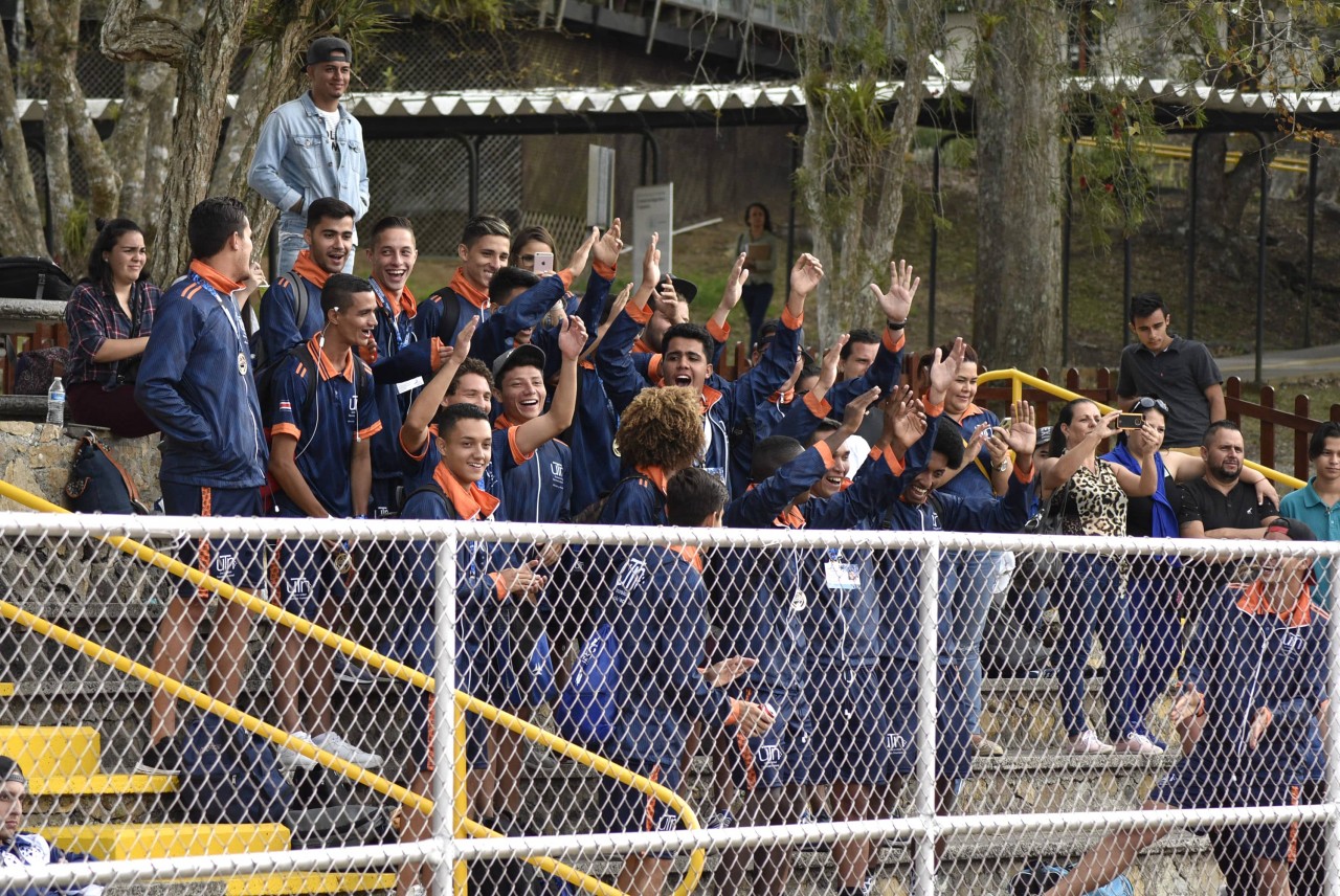 Los jugadores en la gradería junto a la cancha.