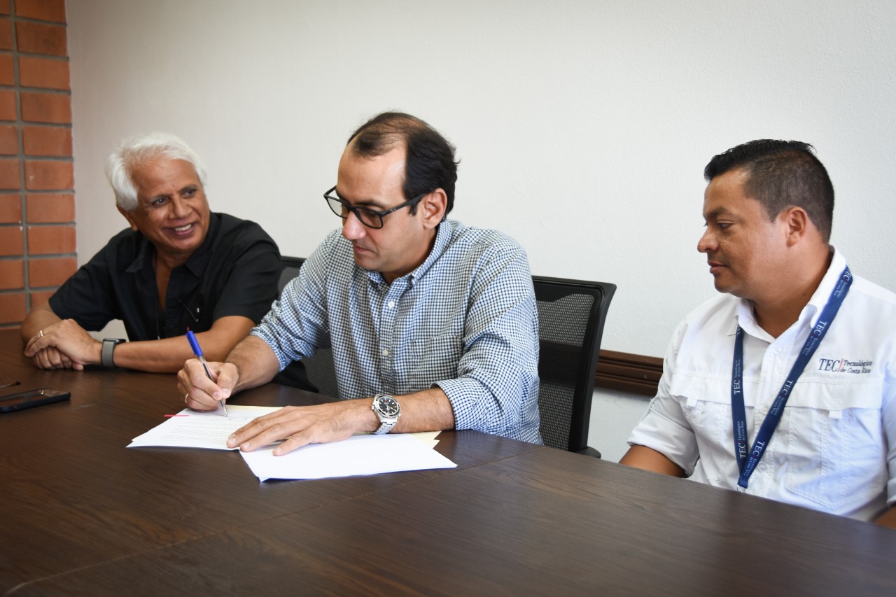 El gerente firma el convenio en papel.