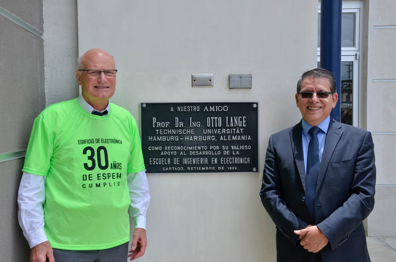 Los dos académicos junto a la placa.