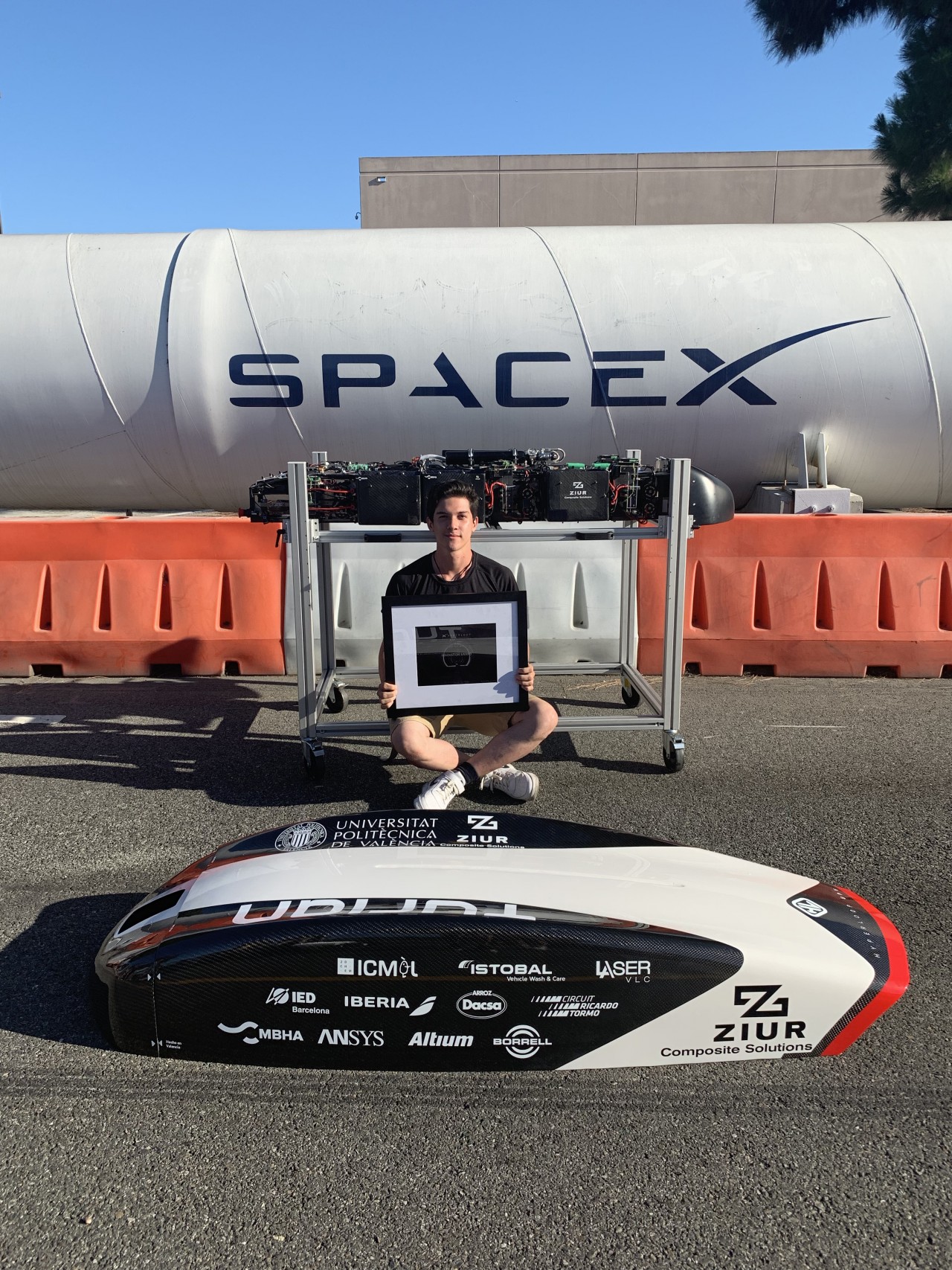 Jadher Moreno frente al tubo del Hyperloop.