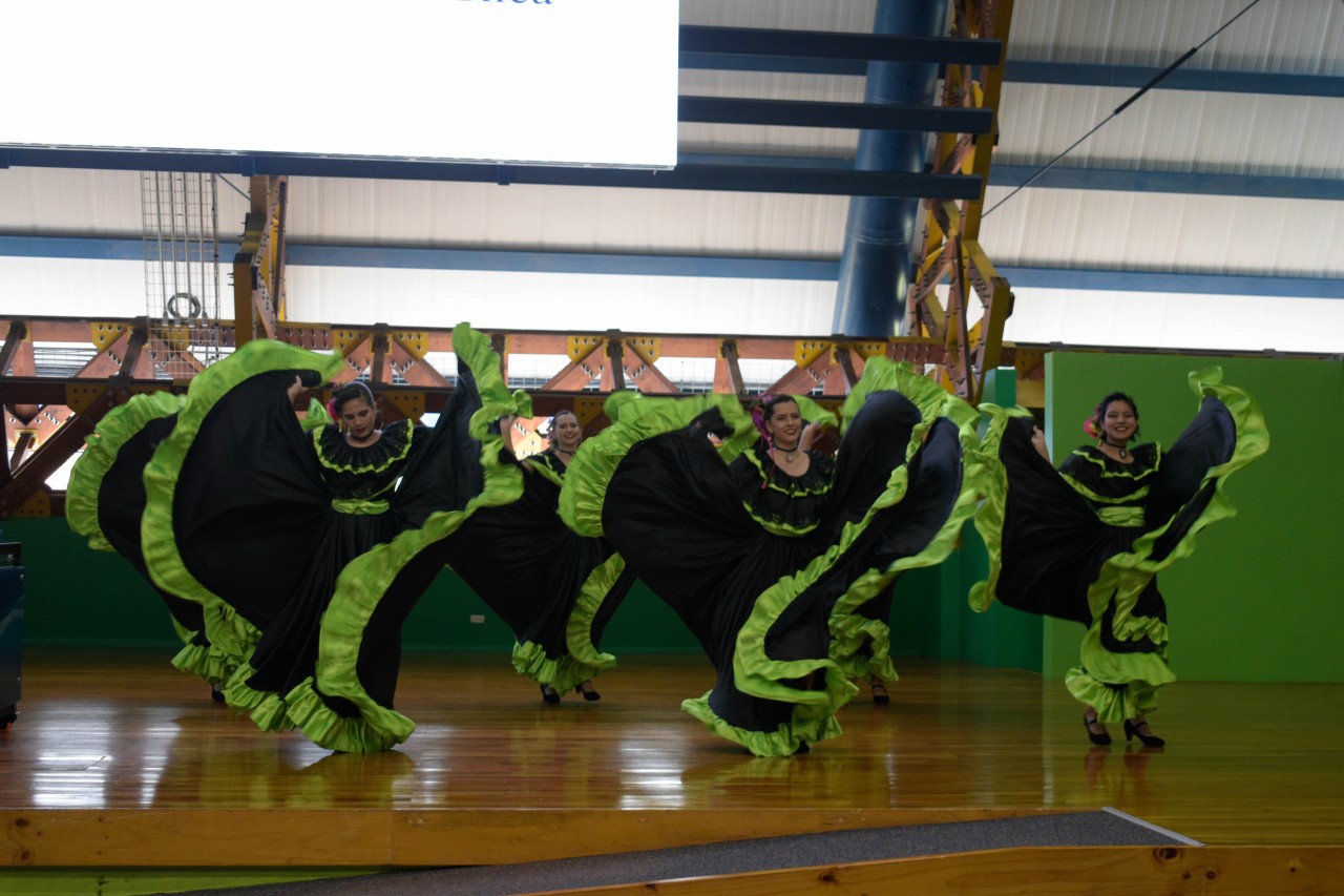 Jóvenes vailando con trajes folklóricos.