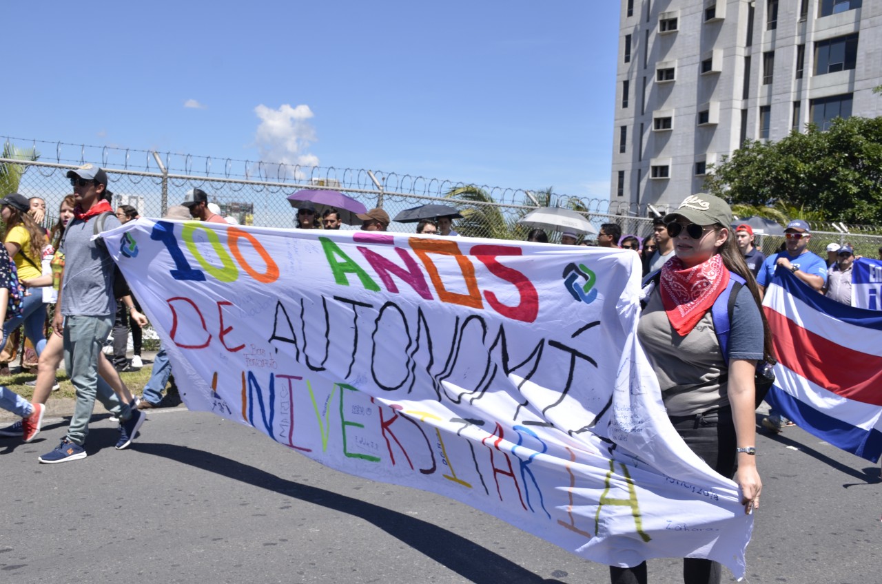 La pancarta dice 100 años de autonomía.