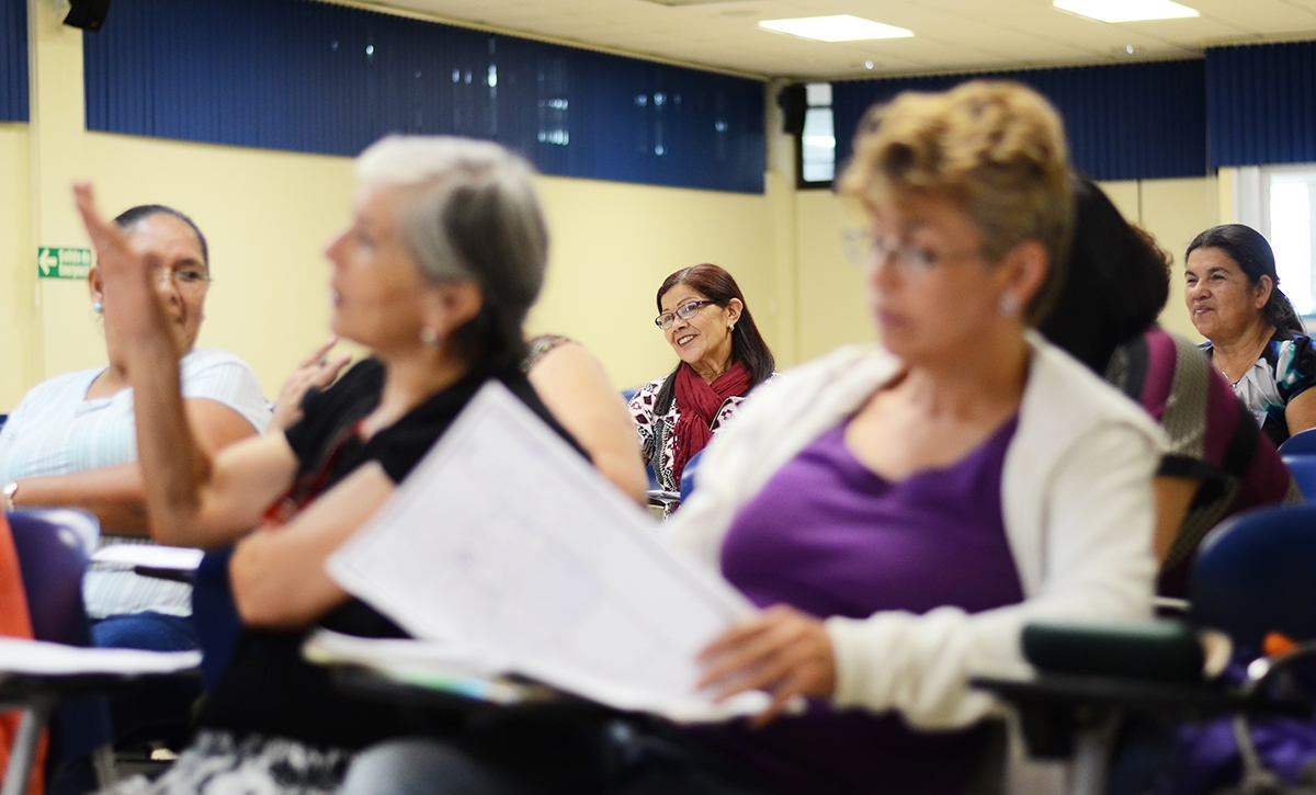 Un grupo de mujeres adultas mayores en clase.