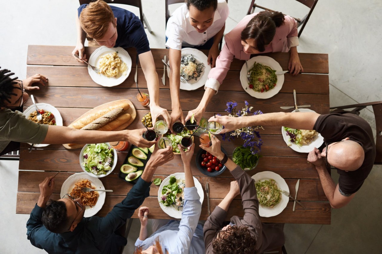 Varias personas comiendo en una mesa. 