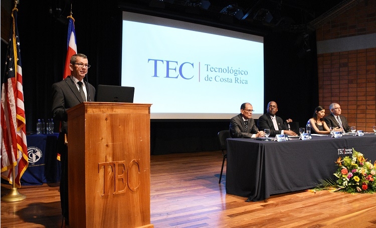 El ingeniero Luis Paulino Méndez, rector interino del TEC, dio la bienvenida a los estudiantes en este nuevo curso lectivo. En la mesa principal estuvieron además presentes el embajador Haney y el señor Juan Meneses, ejecutivo institucional del Colegio Científico de Cartago. Participaron también representantes de la Fundación Crusa, que colaboró con el otorgamiento de las becas. (Foto: Ruth Garita/OCM)