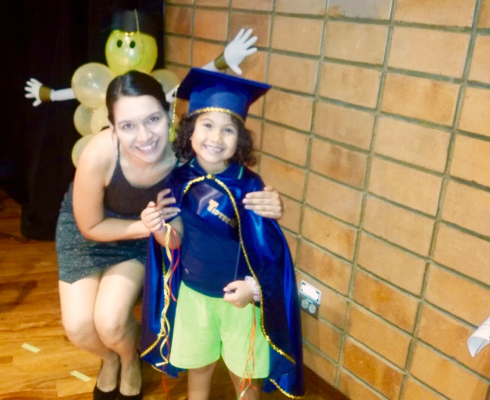 Aparece María Benavides junto a su hija, Mariel. La niña vestida de graduación.