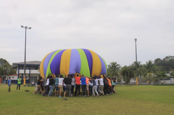 Con juegos y actividades recreativas, los nuevos estudiantes reciben su bienvenida al TEC. (Foto: DOP Limón)