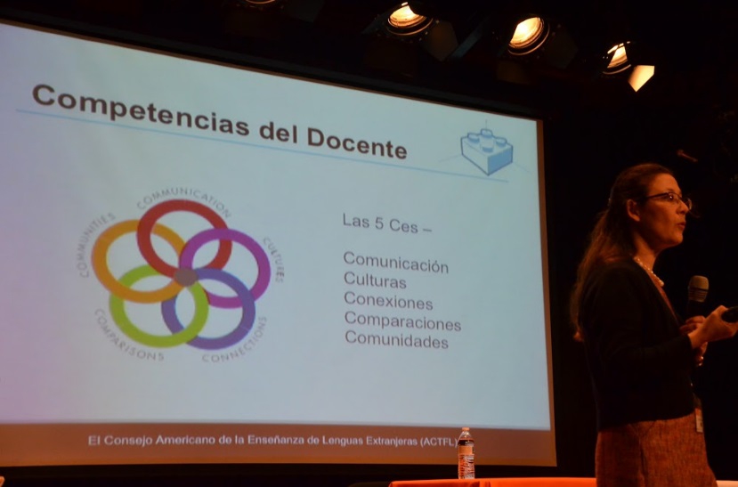La docente María Lizano abrió el Congreso con la primera conferencia plenaria sobre tecnologías educativas. (Foto: OCM)