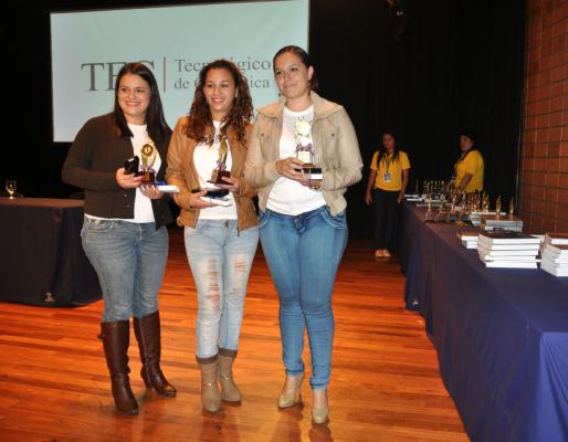 Enseñan sus trofeos las ganadoras del primer lugar de la Feria de Emprendedores