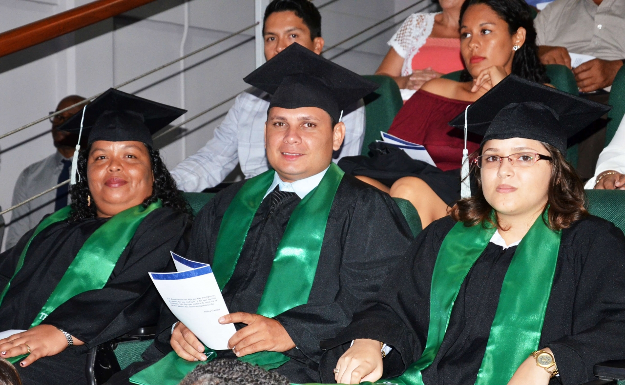 Rosaura Romero, Esteban Rojas y Génesis Leiva son la primera generación de graduados del Centro Académico de Limón.  (Foto: OCM)