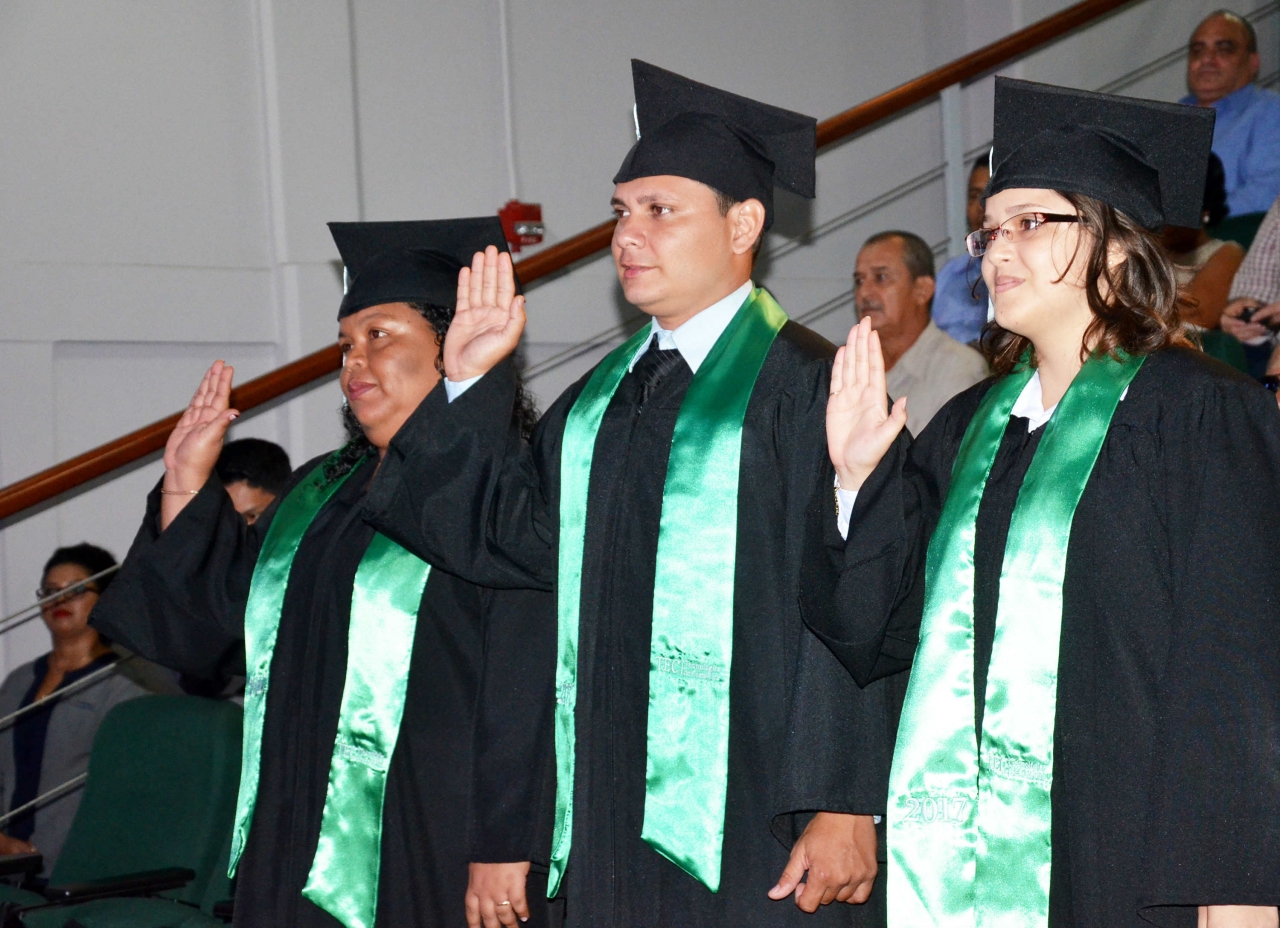 Instante en el que los muchachos fueron juramentados como nuevos graduados del Tecnológico de Costa Rica. (Foto: OCM)