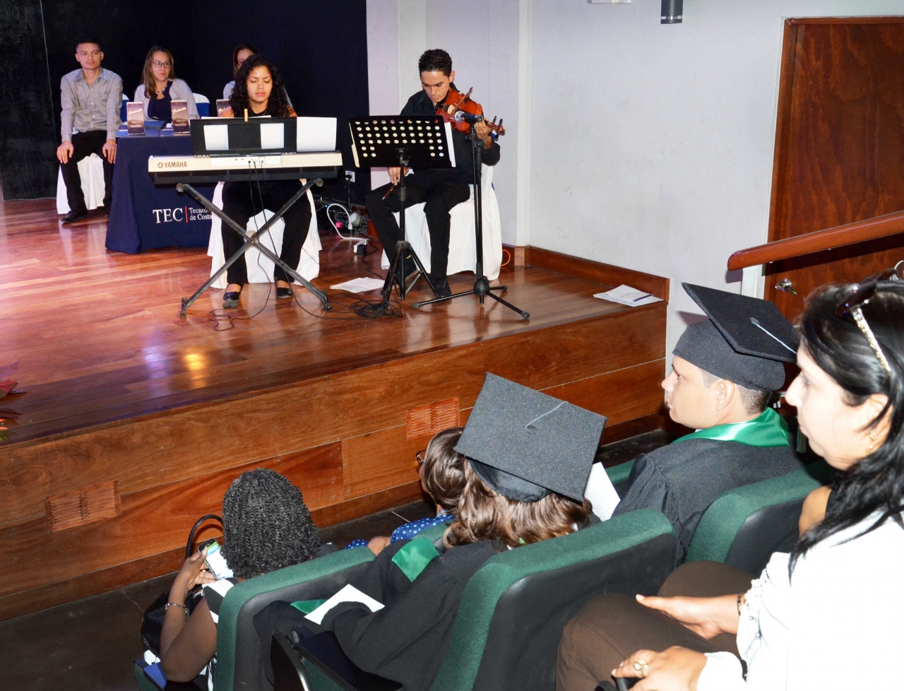 Intermedio cultural con la participación de los maestros del SINEM-CUNLIMÓN, integrada por Yahaira Cisneros en el piano y Luis Molina en el violín. (Foto: OCM)
