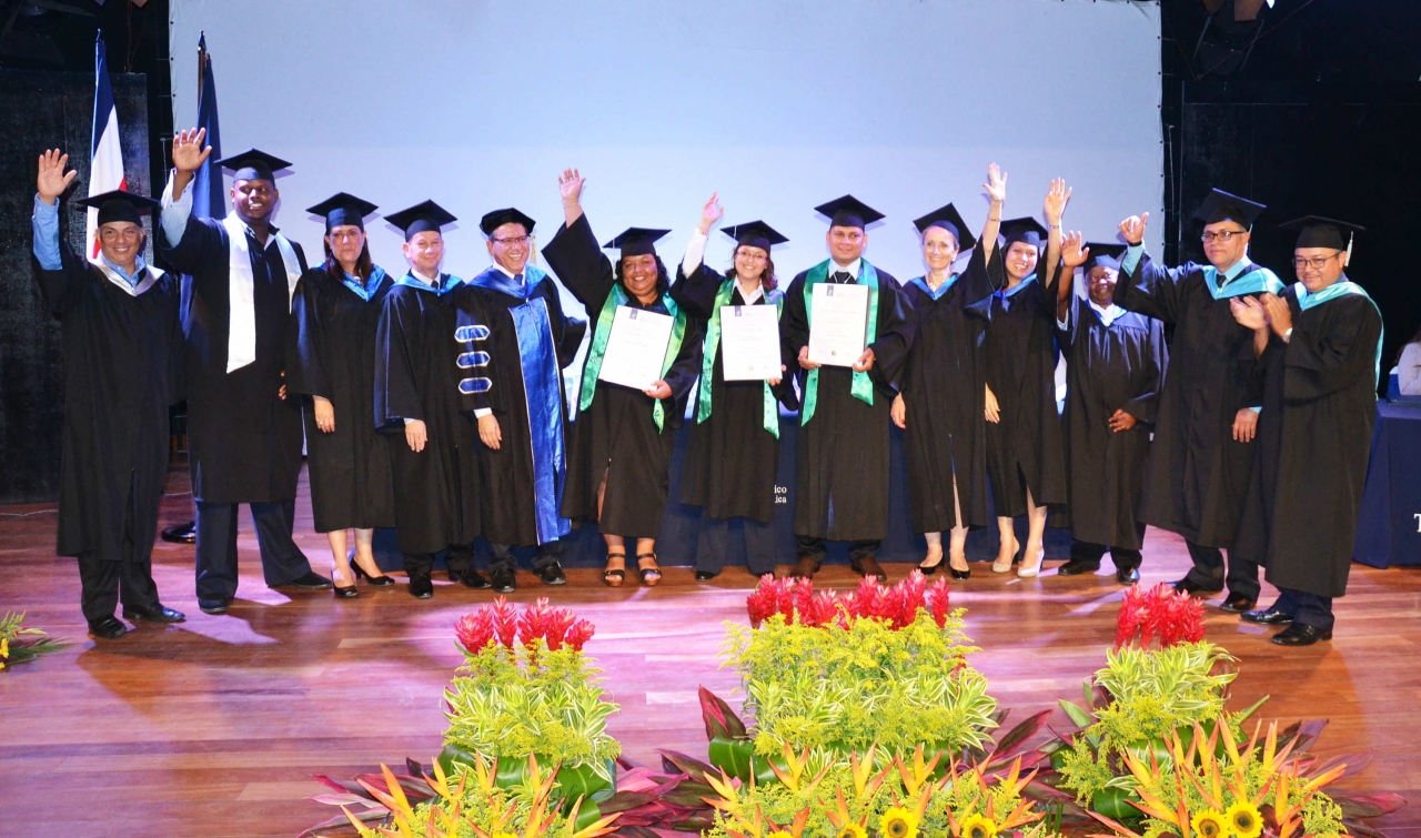 Los muchachos recibieron su título de Administrador de Empresas, así como un reconocimiento especial, por ser los primeros graduados del Centro Académico de Limón, los acompañan las autoridades institucionales. (Foto: OCM)