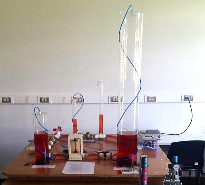 “Sistema de pruebas funcional emula el circuito sistémico del sistema cardiovascular, utiliza sangre artificial por lo tanto el color rojo se introdujo para efectos ilustrativos.” Ing. Gabriela Ortiz. (Foto: Ingeniero William Marín)