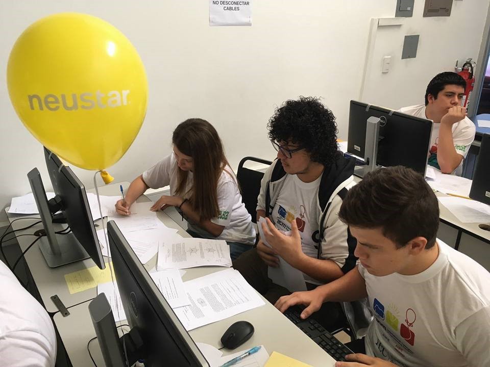 Vista pacial de los estudiantes en plena competencia. (Foto /Centro Académico de Alajuela)