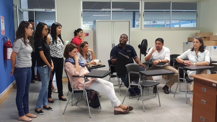 Personas conversando dentro de un aula