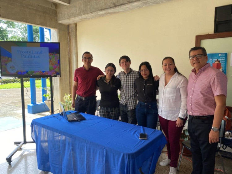 Estudiantes del Campus San Carlos exponen sus ideas de negocios
