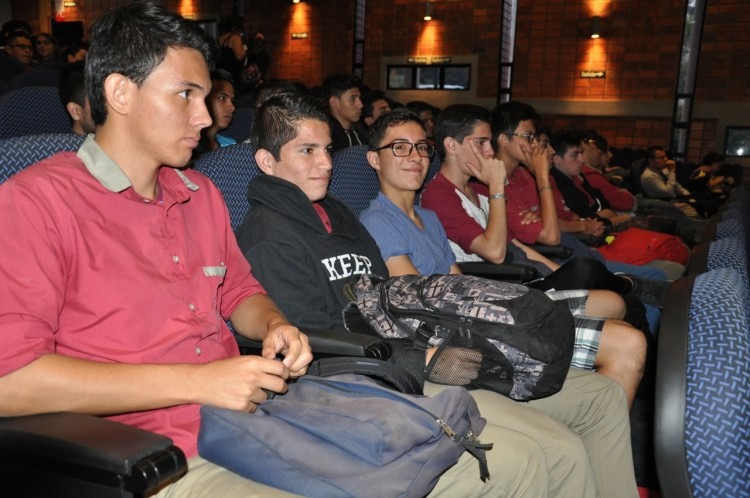 Un grupo de estudiantes poniendo atención en el evento.