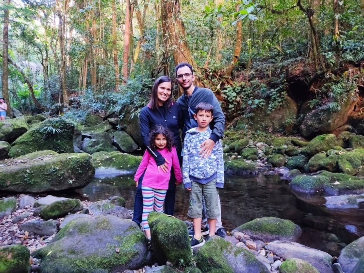 Benavides y su familia en un bosque.