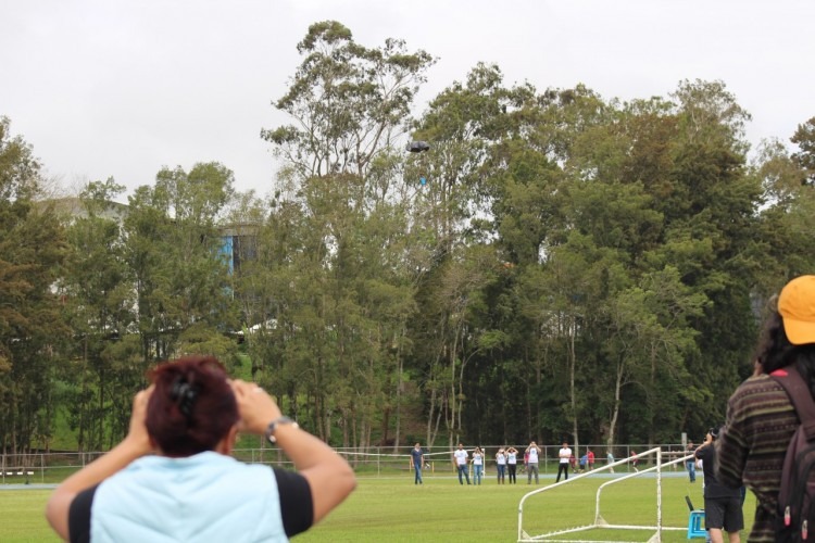 Espectadores ven caer el CanSat.