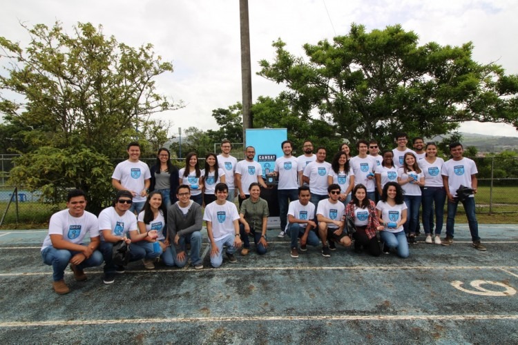 El grupo de jóvenes posa en la pista de atletismo.