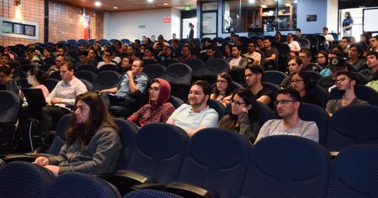 Jóvenes prestan atención en el auditorio.