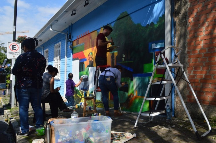 Grupo de pintores de la Asociación Costarricense de Artistas Visuales pintan un mural en la fachada oeste del Campus TEC San José.