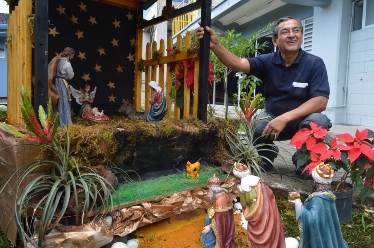 José Rafael Brenes, funcionario activo del Campus TEC San José con más años de servicio, al lado del portal navideño.