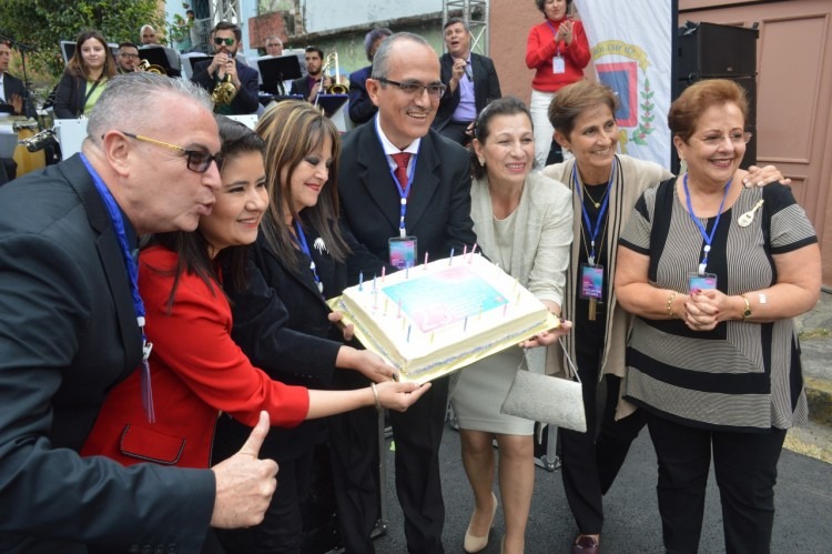 Miembros de la Junta Directiva de la Asociación para la Conservación y Desarrollo de Barrio Amón posan con el pastel de aniversario de la Asociación durante el cuarto Festival Amón Cultural.