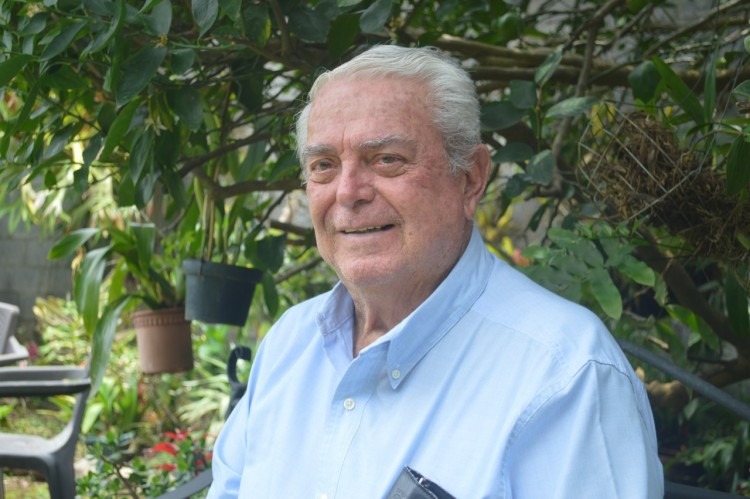 Vidal Quirós, primer rector del TEC en el jardín de su casa.