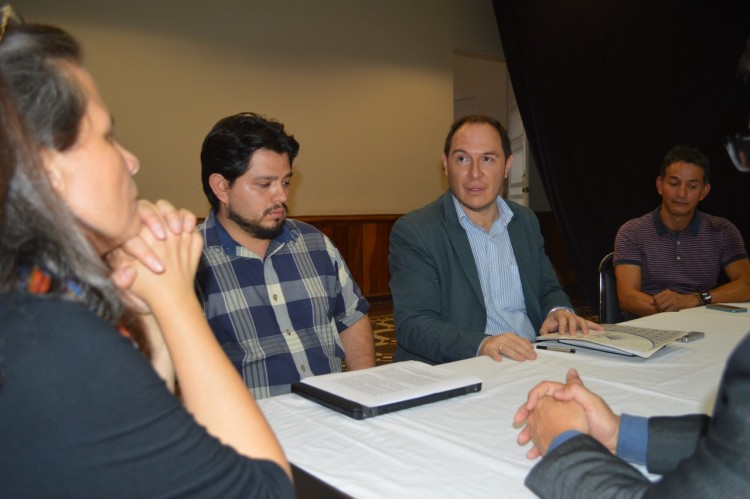 Tomás Martínez, presidente ejecutivo del INVU, en una reunión con Sylvie Durán, ministra de Cultura y Juventud, cuando laboraba como docente e investigador del Campus TEC San José.