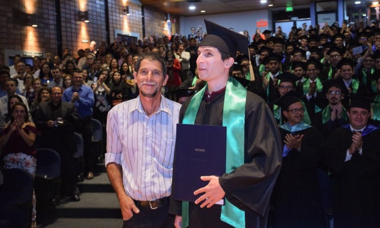 En la foto, David recibe su título como Ingeniero en Computación. Al escenario subió acompañado por su padre, Rodrigo Campos. 
