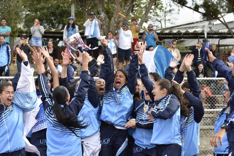 Las jugadoras de la UCR, vestidas de celeste, festejan el título del fútbol.