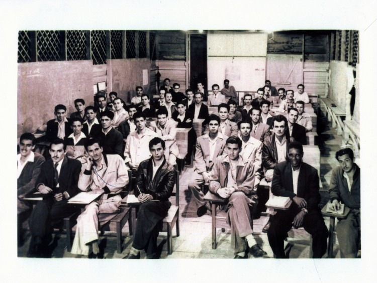 Aula llena de estudiantes varones de la antigua Escuela Técnica Nacional.