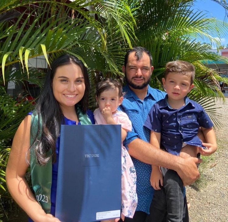 La joven con sus dos hijos y su esposo.