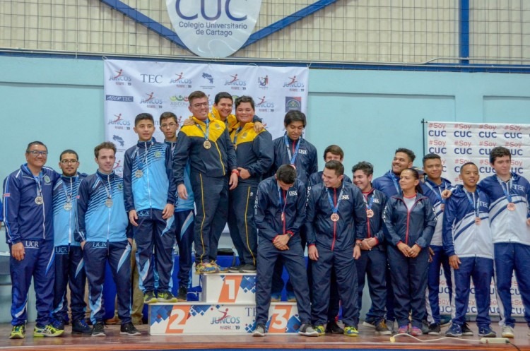 Varios jugadores celebrando en el podio.