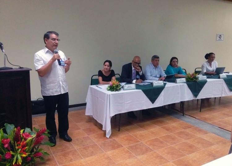 El Rector da un discurso frente a la mesa principal.