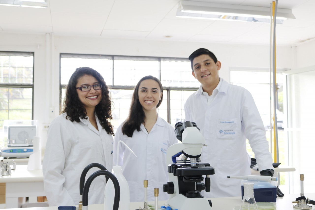 imagen de tres estudiantes emprendedores en biotecnología.