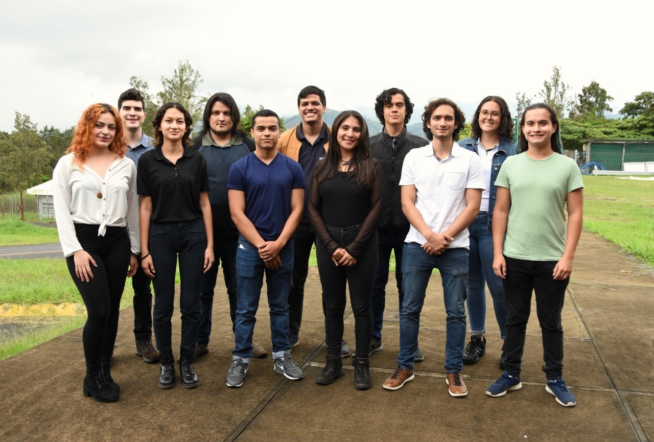 11 miembros del equipo posando para la foto.