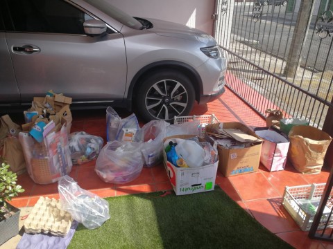 imagen de una cochera con un vehículo y reciclaje