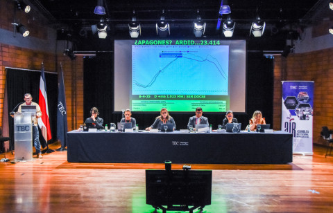 Foto de la mesa principal con los integrantes del AIR