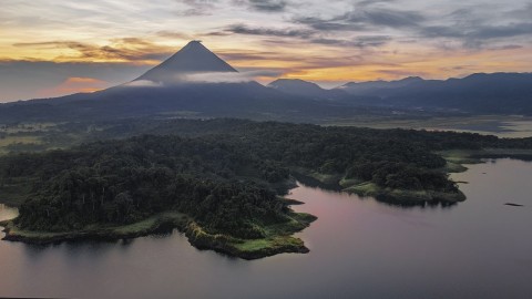 Vista del volcán Arenal en la tarde.