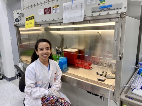 Mujer en el Centro de Investigación en Biotecnología.