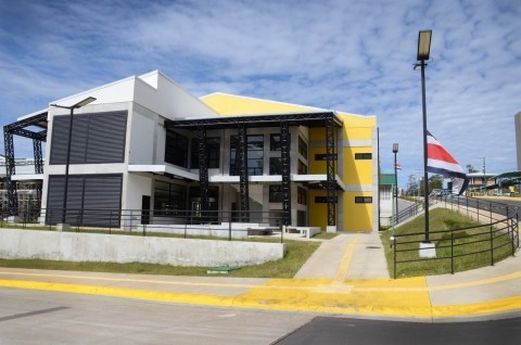 La Imagen muestra una fotografía de la bibliotheca por fuera