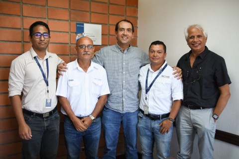 Cinco hombres posando después de firmar el acuerdo.